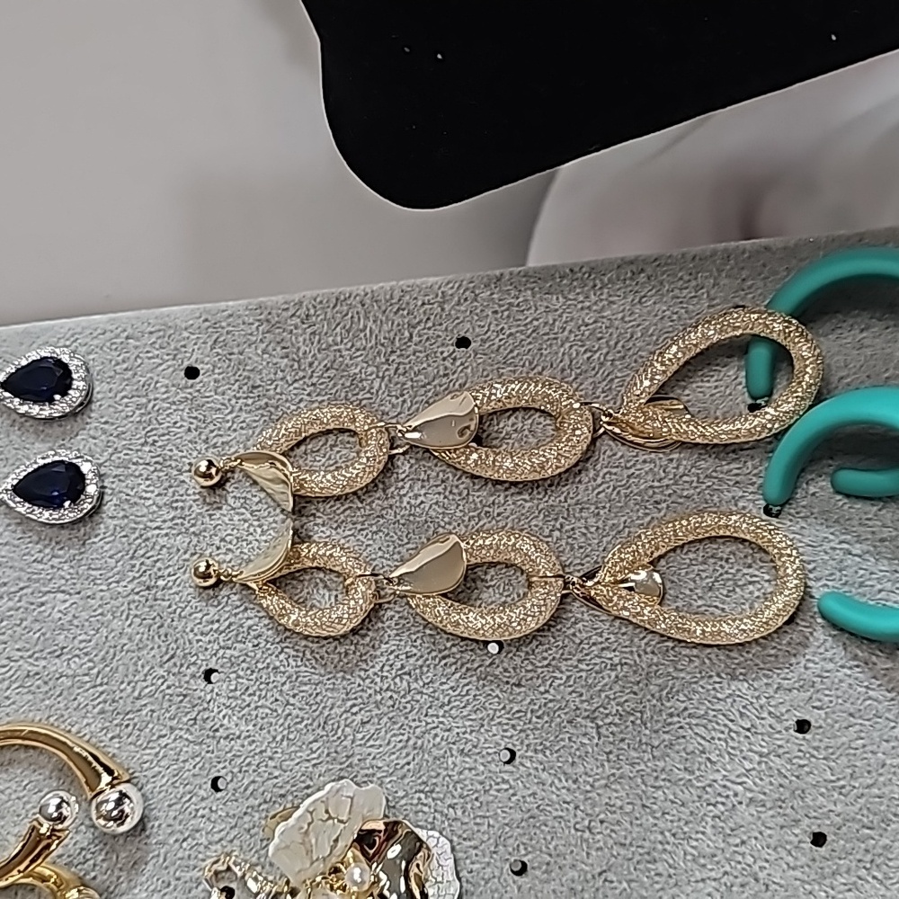NWT Goldplated dropped earings - Picture 2 of 9